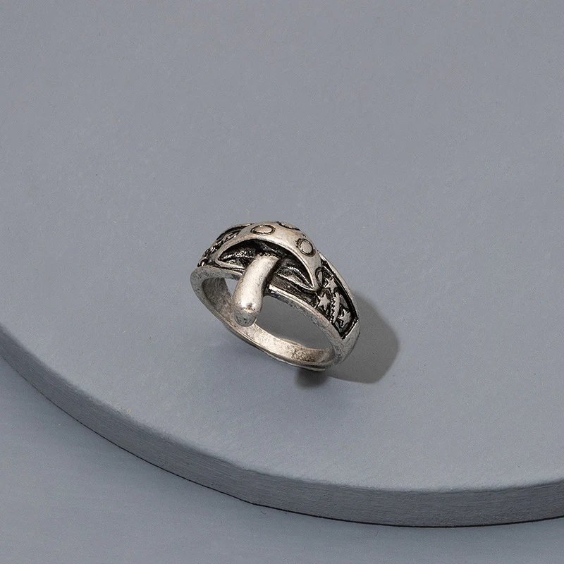 Bague rétro en alliage avec étoile à cinq branches et champignon personnalisés. Un bijou de mode original pour un style unique et une touche vintage.