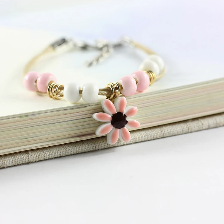 Creatieve driedimensionale armband in etnische stijl. Een uniek kunstwerk dat je stijl accentueert en je individualiteit uitstraalt.