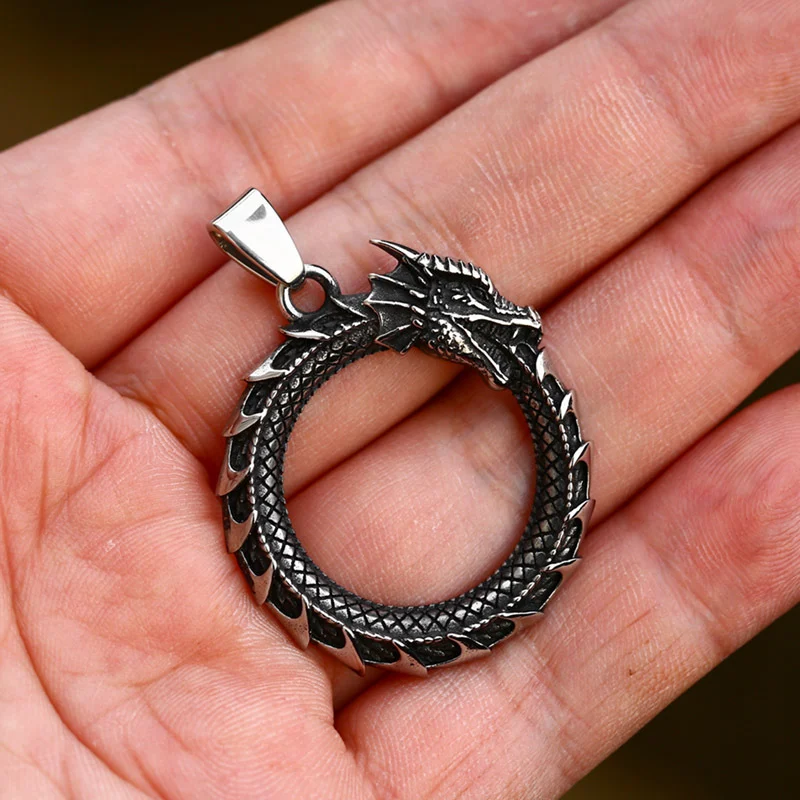 Pendentif collier dragon dominant rétro ornement en acier inoxydable. Affirmez votre style avec ce bijou audacieux et plein de caractère.