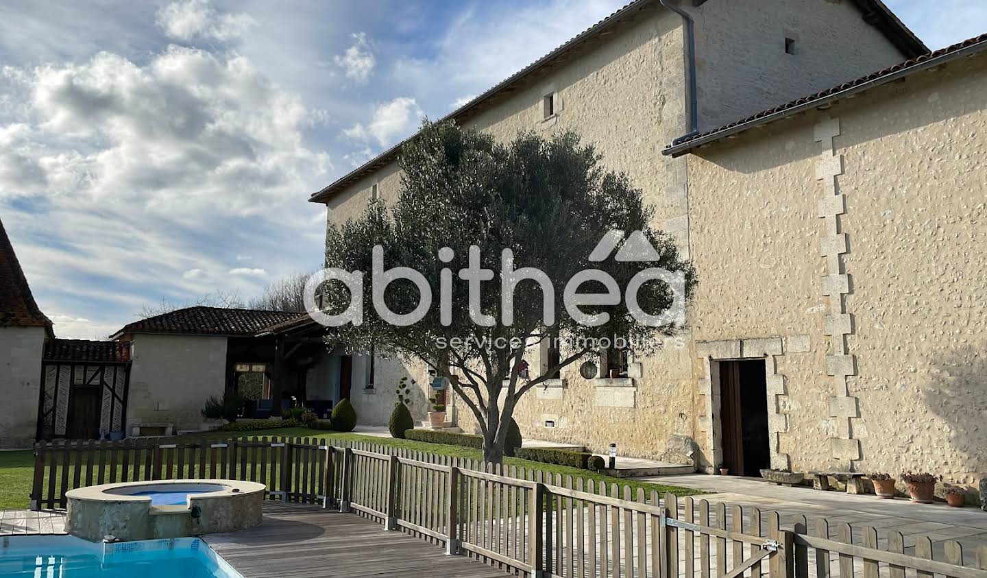 Property with pool and garden Chalais