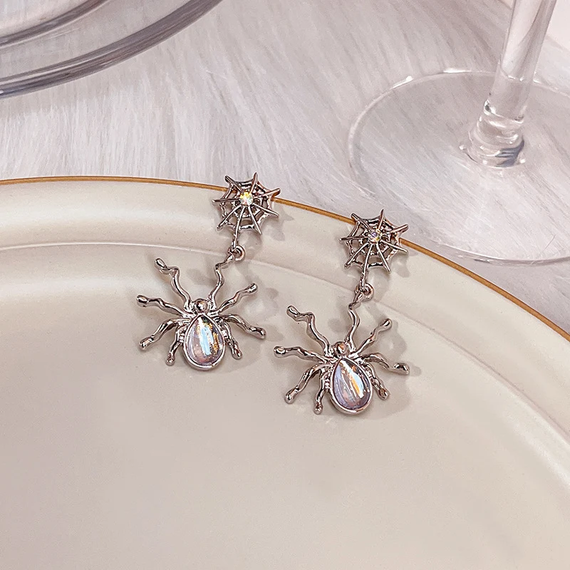 Kolczyki sztyfty z ciemnego księżycowego kamienia, dodające tajemniczego uroku i elegancji do każdej stylizacji. Idealne na prezent.
