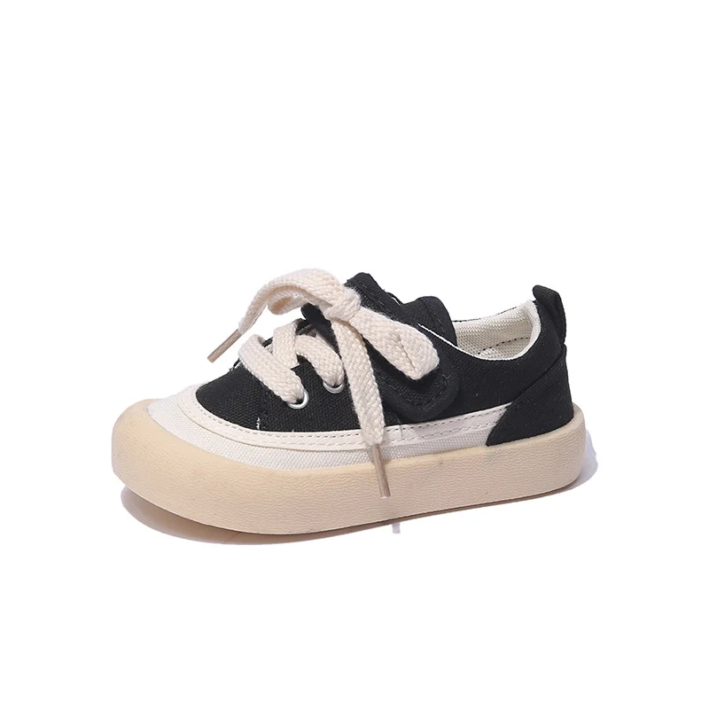 Chaussures décontractées pour enfants, à velcro et semelle souple. Confortables, faciles à enfiler et parfaites pour les jeux des petits.