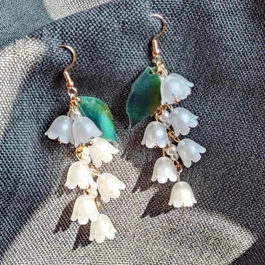 Boucles d'oreilles longues à pompons pour femmes, design de niche, pour sublimer votre tempérament féminin et votre look unique.