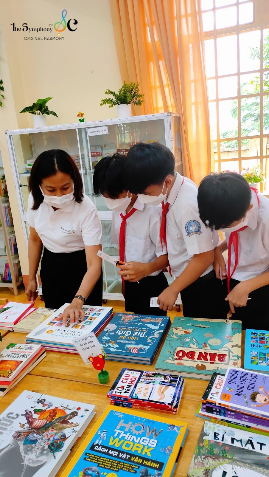 A group of children playing a board game

Description automatically generated with medium confidence