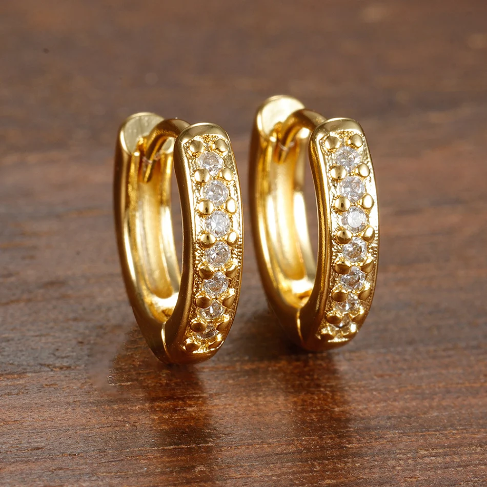 Trendy oorbellen Cirkel 8mm Zirkonia. Subtiel en elegant, ideaal voor dagelijks gebruik. Voeg een vleugje glamour toe aan je outfit.