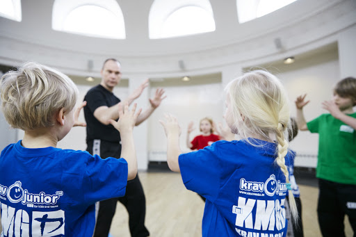 Krav Maga instruktør lærer børn at have hænderne oppe