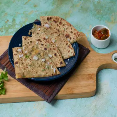 Pyaz Parantha With Pickle