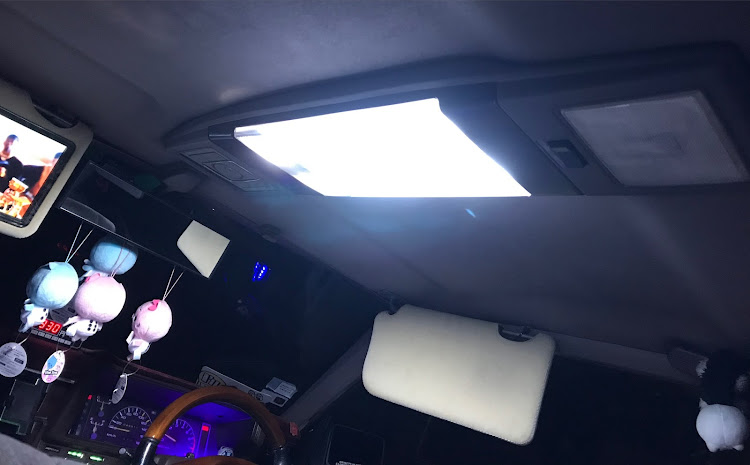 グロリアの夜の車内空間・シャコタン・ヤマトエアロ・ブーメランアンテナ・旧車に関するカスタム事例の投稿画像6枚目