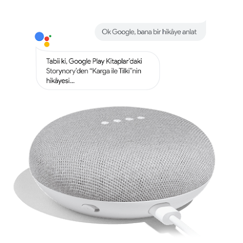 Konuşma balonlarıyla birlikte bir Google Home: Birisi, "Ok Google, bana bir hikaye anlat" diyor. Google Asistan şöyle cevap veriyor: "Elbette, Google Play Kitaplar'da Storynory'den "Tilki ve Karga"nın hikayesini anlatacağım..."