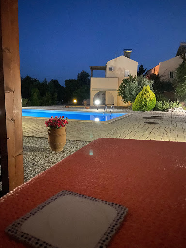 Blick von der unteren Terrasse auf den Pool / View from the downstairs terrace towards the pool