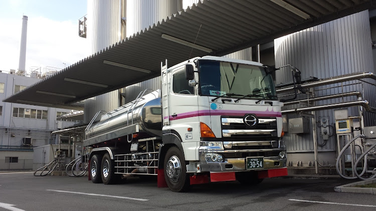 プロフィアの今までに所有した車でNo.1は？・DXメッキホイールカバー・タンクローリーに関するカスタム事例の投稿画像1枚目