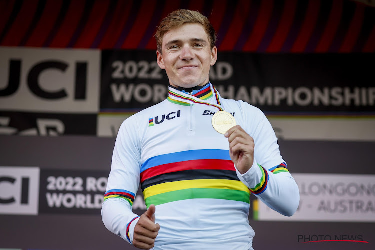 🎥 Remco Evenepoel showt voor het eerst nieuwe regenboogtrui van Soudal Quick-Step: "Gaat speciaal jaar worden"