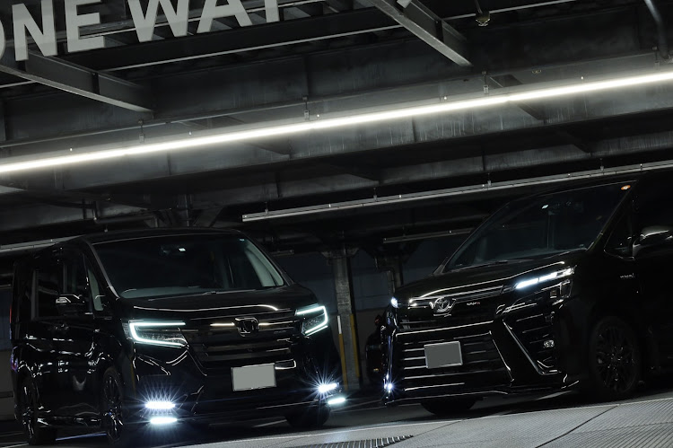 ステップワゴンの無限エアロ・ブラックスタイル・ヴォクシー・宿命のライバル車コラボに関するカスタム事例の投稿画像1枚目