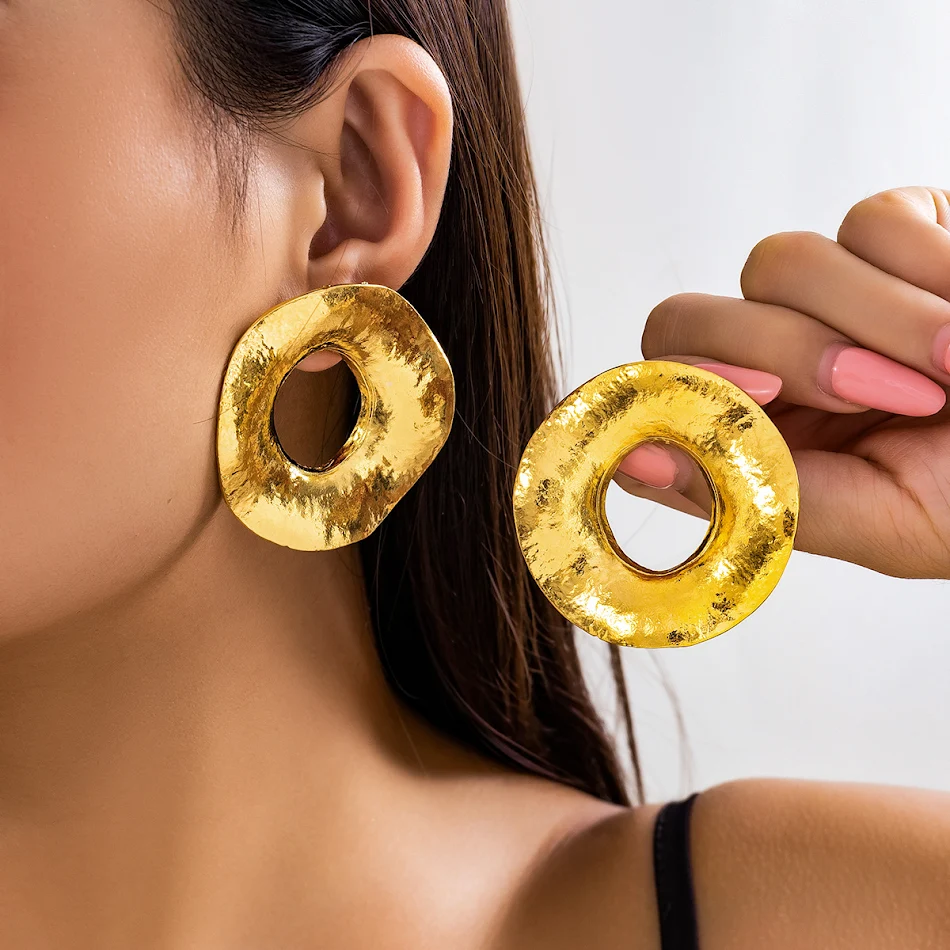 Boucles d'oreilles larges en métal gaufrette française exagérées, simples et irrégulières, pour un style audacieux et élégant.