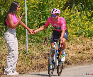 📷 Na de pijnlijke opgave in de Giro: vrouw Oumi steekt Remco Evenepoel een hart onder de riem
