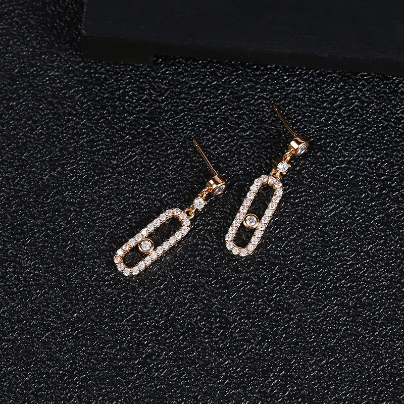 Boucles d'oreilles chaîne ovales géométriques et strass, design créatif et tendance. Accessoire de mode féminin élégant pour sublimer votre look.