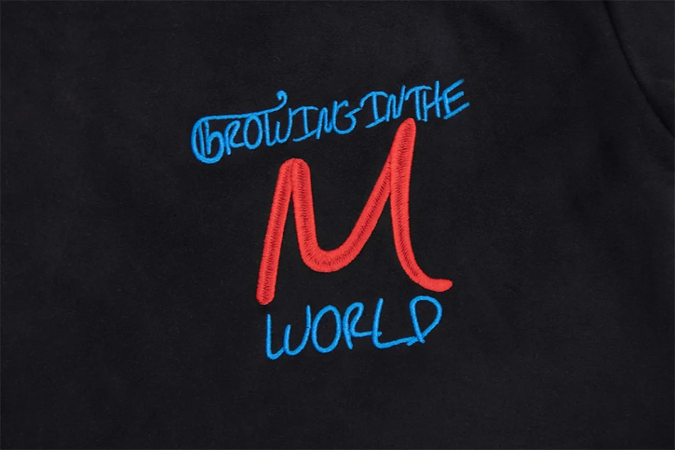 T-shirt uomo manica corta con lettere ricamate a mano, vestibilità ampia, design unico e personalizzato, comfort e stile casual.
