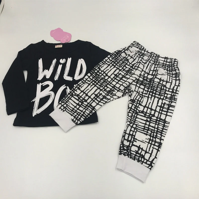 Ensemble de sport 2 pièces pour bébé, haut à manches longues et pantalon. Confortable et pratique pour les activités sportives et le jeu quotidien.