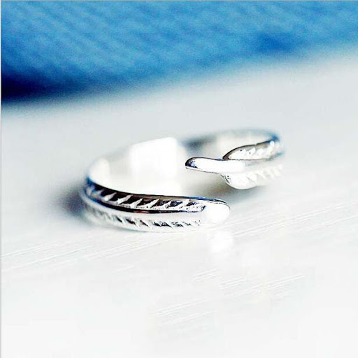 Title 3, Modieuze, prachtige zilveren ring met een eenvo...