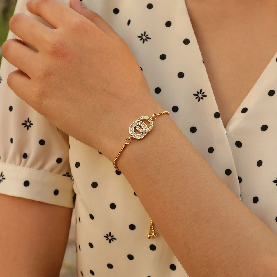 Bracelet chaîne Infinity ajustable à double couche de zircon pour femmes. Un bijou élégant et raffiné, parfait pour toutes les occasions. Confortable à porter.