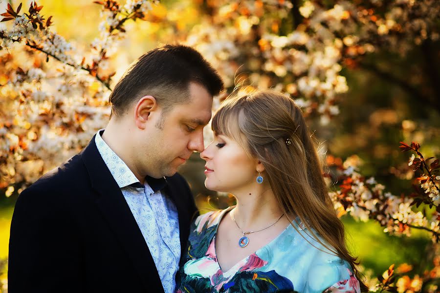 Fotógrafo de casamento Valeriya Kasperova (4valerie). Foto de 3 de maio 2015