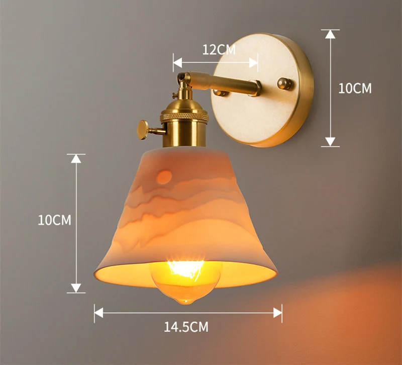 Lampe murale de chevet en laiton simple, rétro et nordique japonais. Éclairage chaleureux et design pour votre chambre.