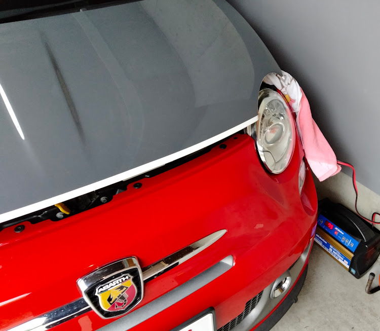 595のバッテリー交換・エラーリセット・純正から社外へに関するカスタム事例の投稿画像1枚目