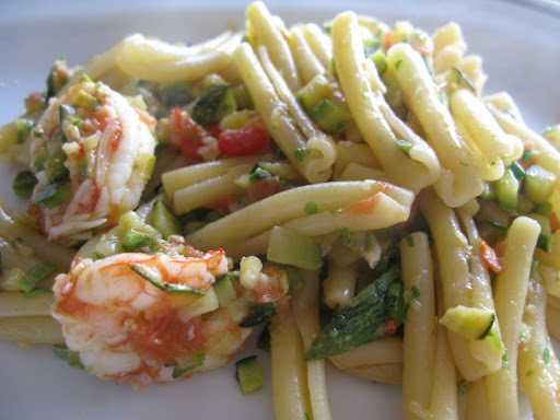 This type of pasta is very appropriate to enjoy a simple sauce made with zucchini and shrimp. But you can also use penne , shells and spaghetti.What ever you like 