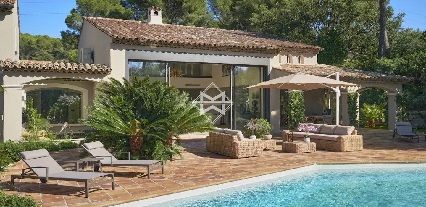 Luxury seasonal rental villa in Mougins (06250) - Neighborhood Village-Le Val-Cabrieres - Villa with pool and outdoor furniture
