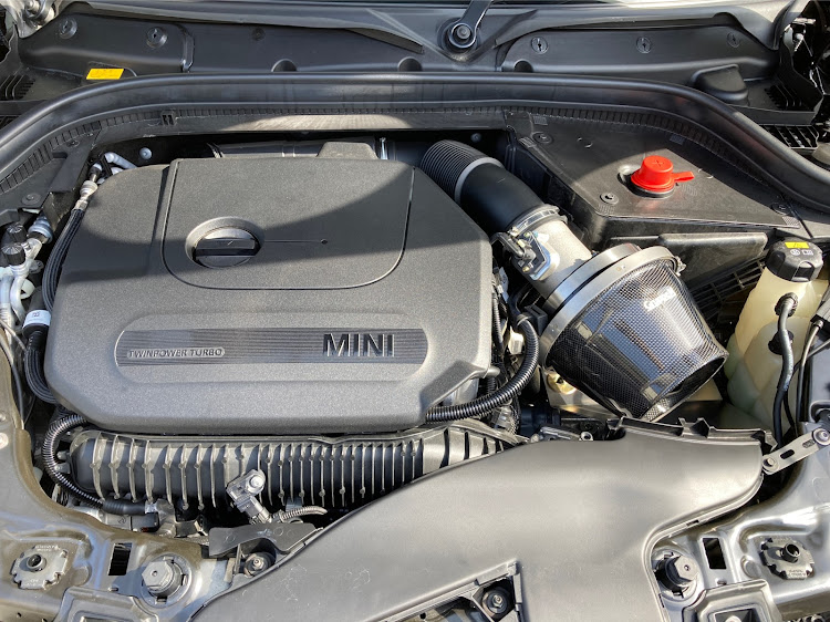 ミニジョンクーパーワークスのstudie神戸・K&Nエアフィルター・吸気系パーツ・カーボンパーツ・Mini johncooperworksに関するカスタム事例の投稿画像2枚目