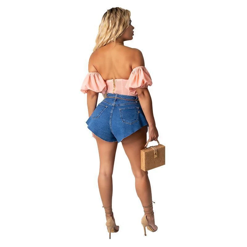 Wijd uitlopende denim shorts voor dames, comfortabele pasvorm en moderne stijl. Perfect voor de zomer, makkelijk te combineren en flatterend.