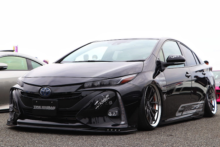 プリウスPHVのサイドデカール・T-DEMAND・114.3・SSR wheelsに関するカスタム事例の投稿画像4枚目