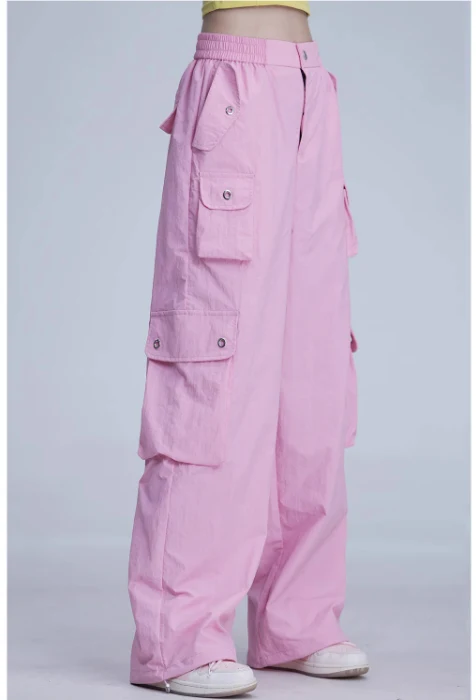 Macacão feminino de verão, solto, com bolsos grandes, pernas retas e largas. Calças confortáveis e estilosas para o calor.