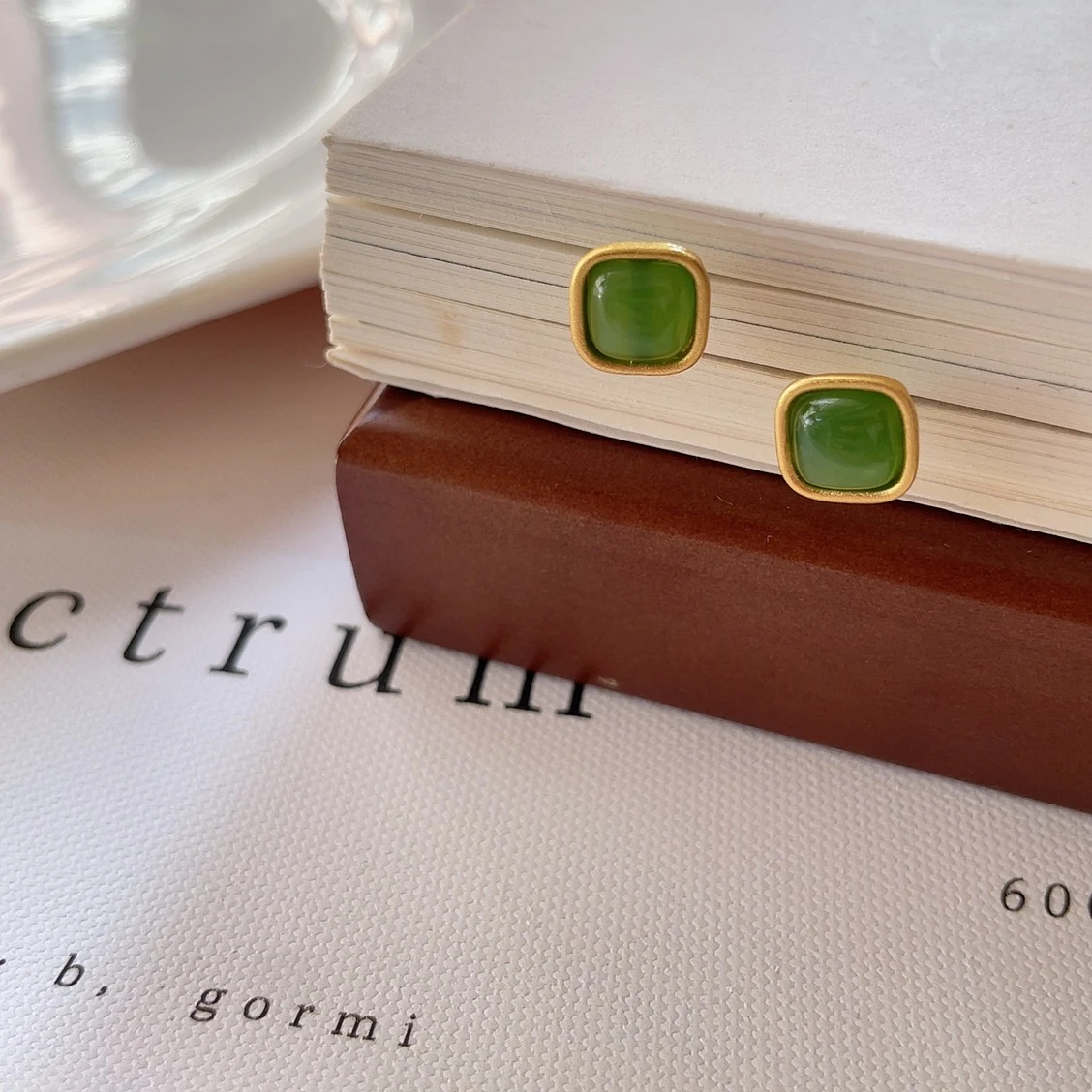 Title 6, Boucles doreilles carrées en jade Hotan nature...