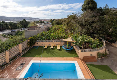 Villa avec piscine et terrasse 2