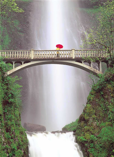 Visit the historic Lewis & Clark site of Multnomah Falls near the Columbia River with Lindblad Expeditions.