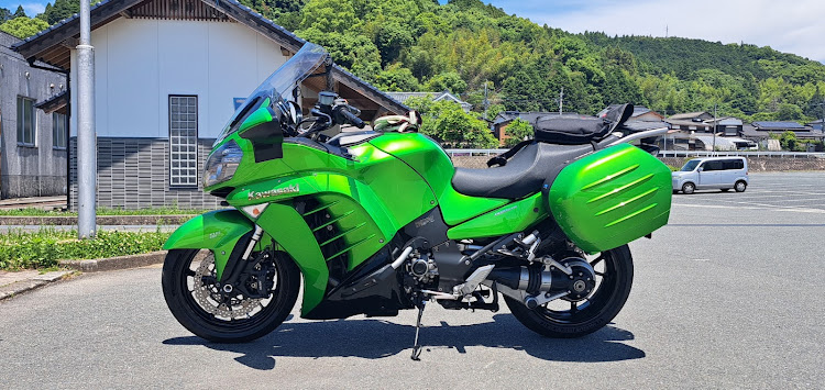 rc04zxt10さんが投稿したバイク納車しました・カワサキ・1400GTR・10年ぶりのバイク・キャンディライムグリーンに関するカスタム事例の投稿画像13枚目
