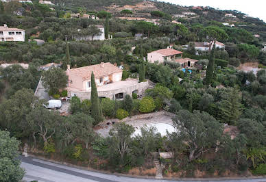 Seaside villa with pool and garden 4