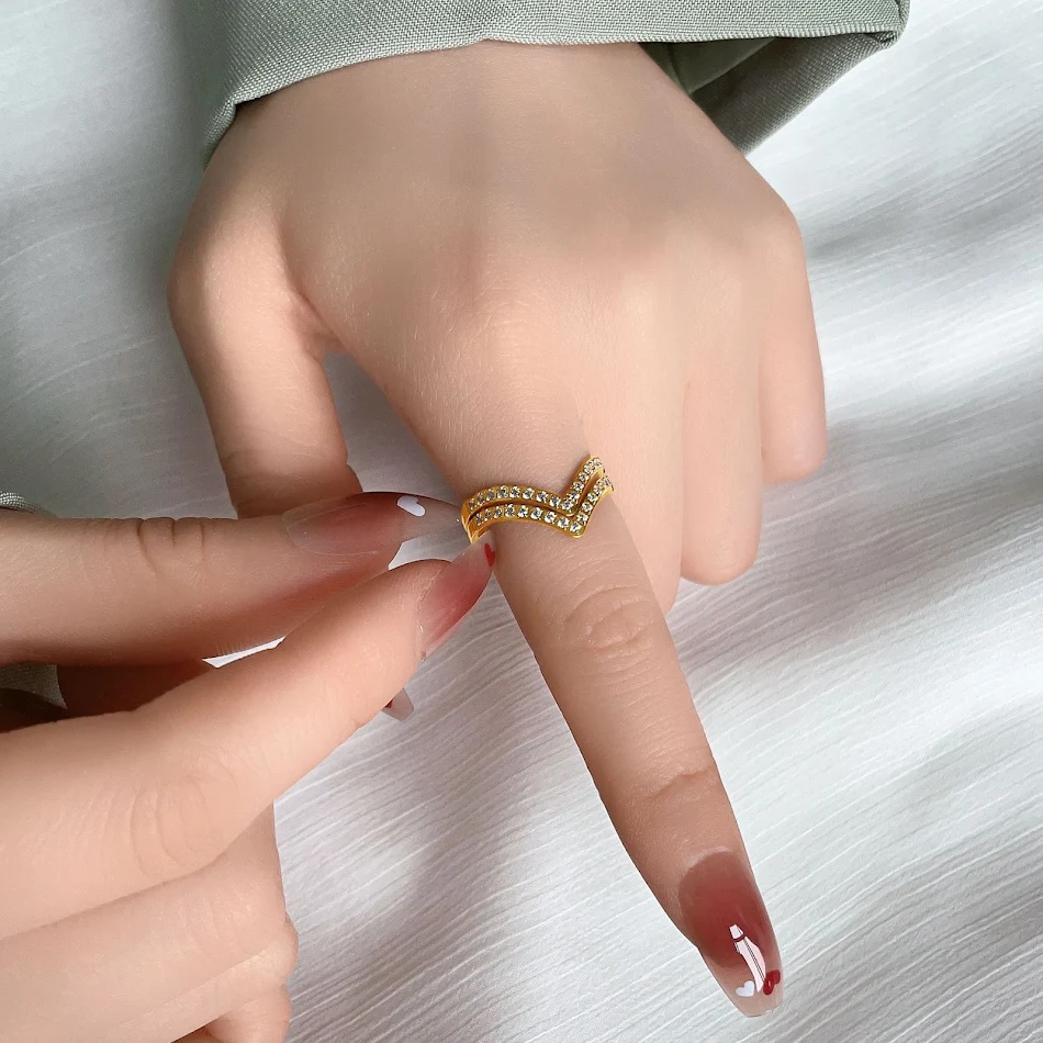 Micro strass V-ring van titanium staal, geavanceerd design, vervaagt niet. Een elegante ring voor langdurige glans en een unieke uitstraling.
