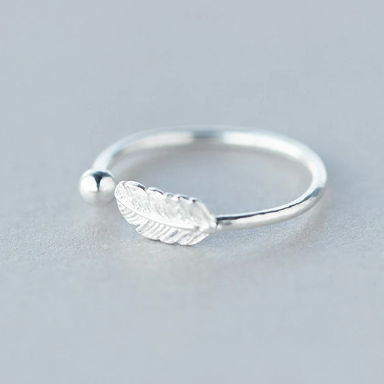 Bague femme en argent sterling en forme de feuille ravissante. Un bijou délicat et élégant, parfait pour un cadeau ou un usage quotidien.