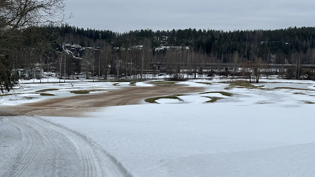 Kevättä tekemässä. Jäisimmät väylät ovat saaneet hiekkakattauksen sulamisen nopeuttamiseksi