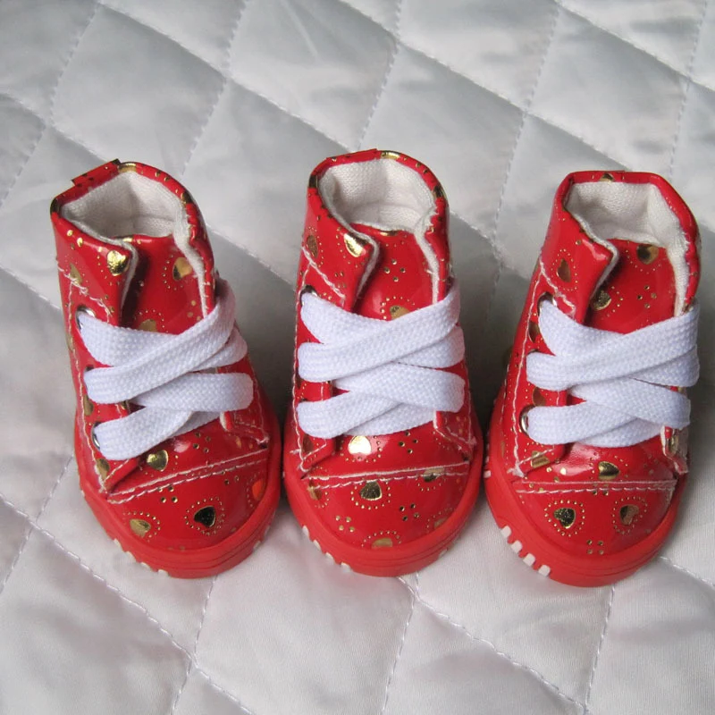 Nowe buty dla zwierząt z trójkolorowym wzorem brzoskwiniowego serca z tkaniny PU. Chroń i upiększ łapki swojego psa ze stylem i wygodą!
