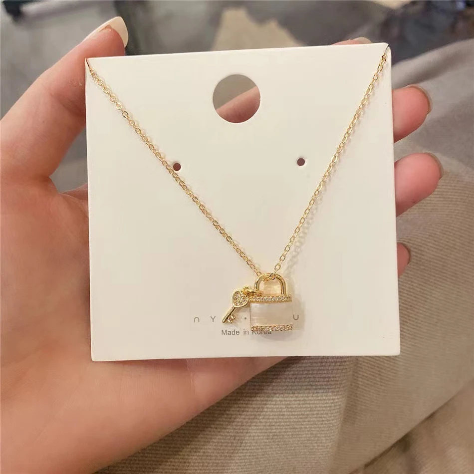 Elegante damesketting met kleine, transparante slot-sleutelhanger – Een subtiel en verfijnd sieraad, ideaal voor een elegante uitstraling.