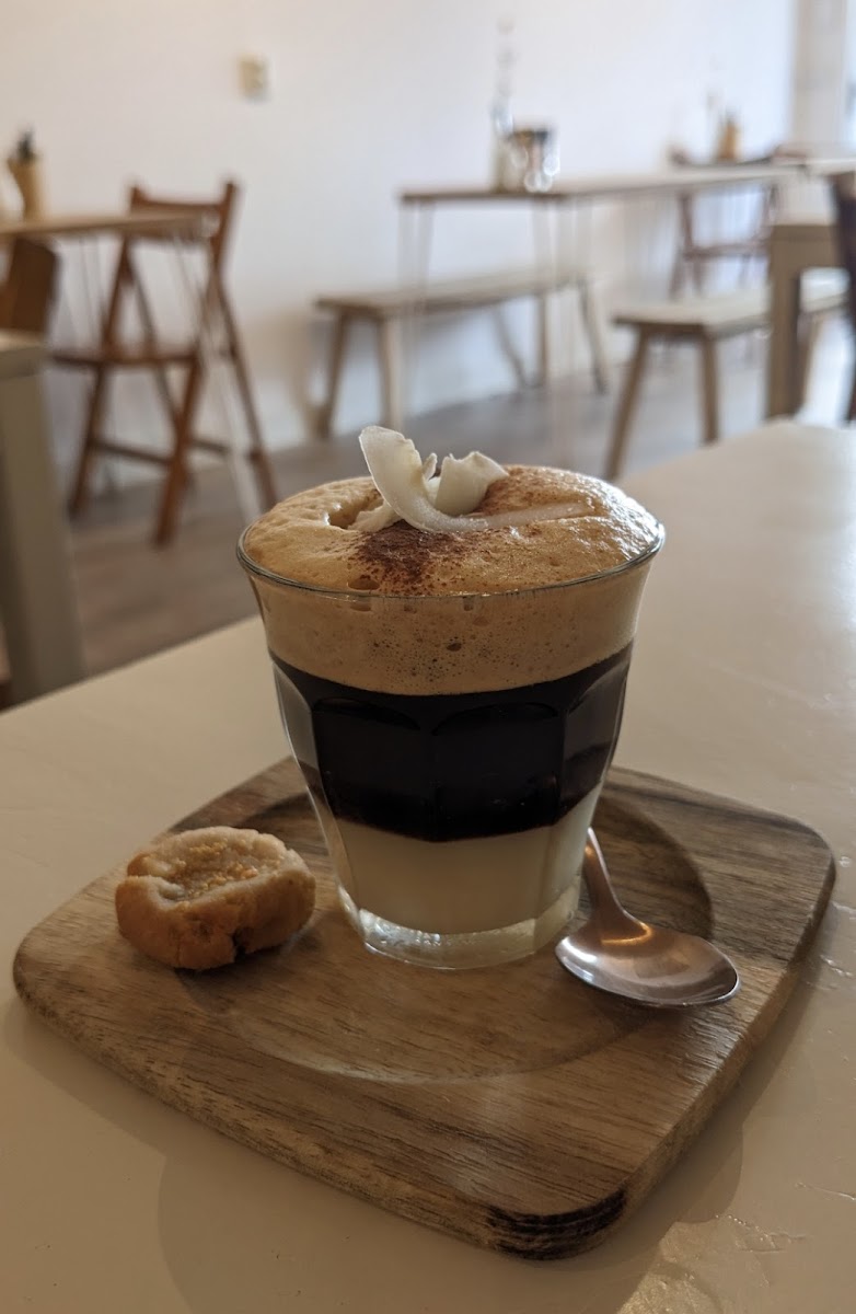 Net nieuw die dag....🌴🥥CAFE-COCO BOMBÓN🥥🌴

Het Spaanse drankje ‘Cafe bombon’ (het is echt een bonbonnetje in een glas). Met gecondenseerde melk, espresso en foam✨🌴🥥