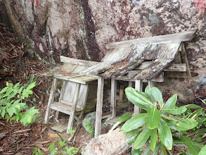 岩の下に祠