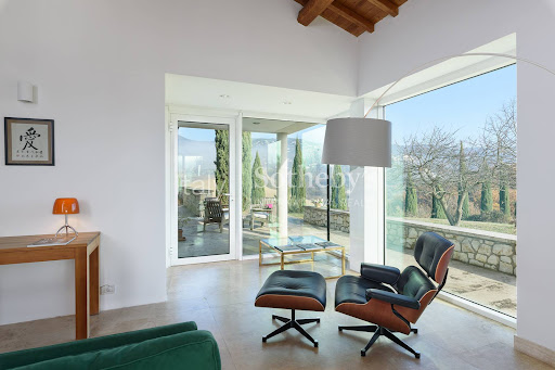 Villa with pool and terrace 5