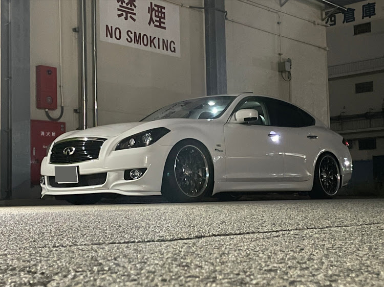 フーガのy51フーガ・左半顔写真展に関するカスタム事例の投稿画像4枚目