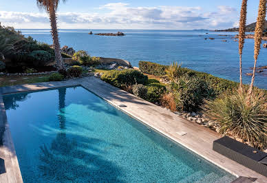 Villa avec piscine en bord de mer 1