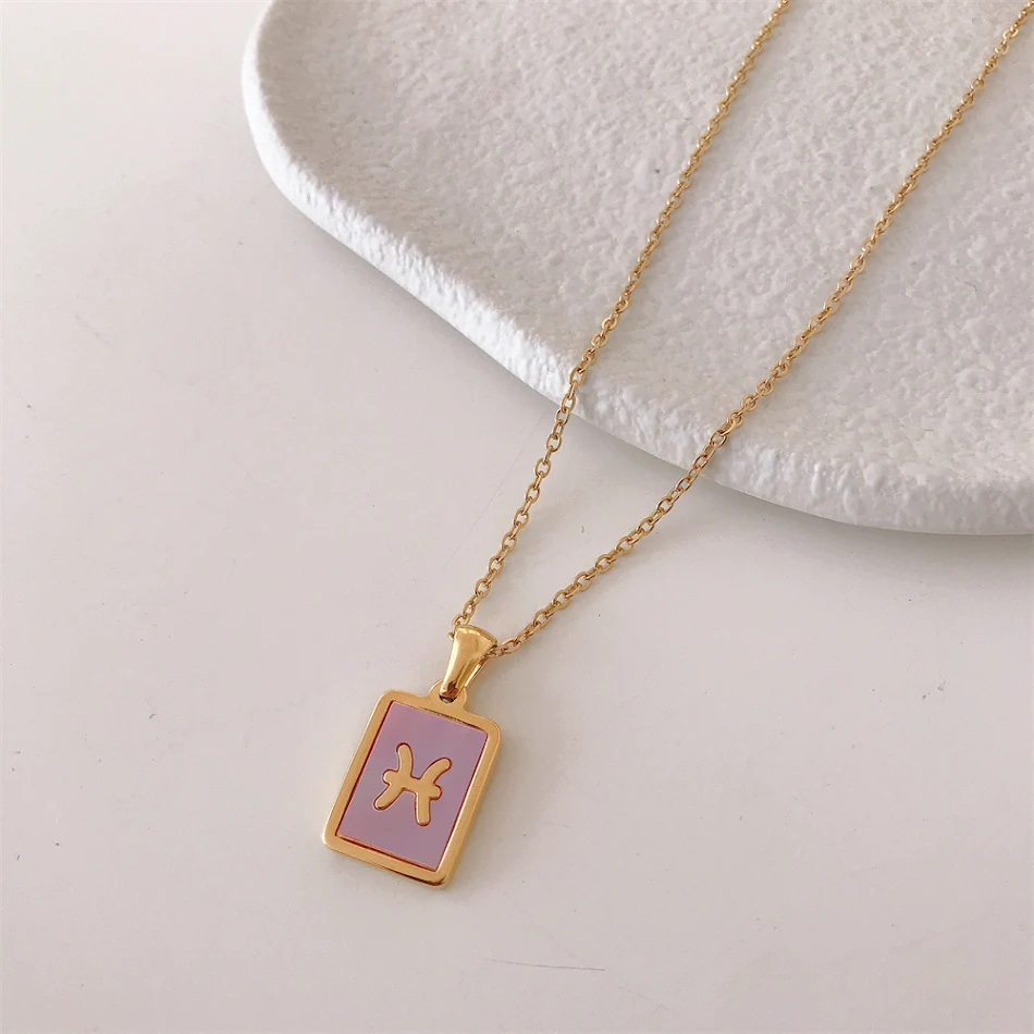 Kleurrijke vierkante plaat ketting met twaalf sterrenbeeld runes, een uniek astrologisch sieraad om je persoonlijkheid te tonen.
