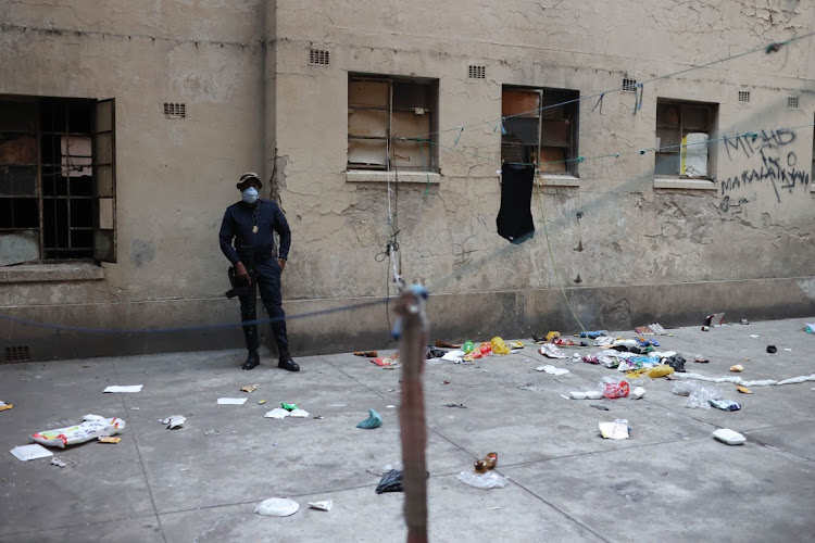 A policeman stands guard outside a building in Hillbrow, Johannesburg. Picture: ALAISTER RUSSELL